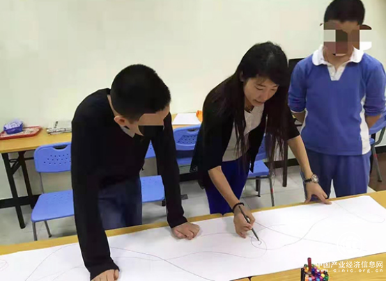 美潤國際家庭教育專家愛心王巖老師倡導(dǎo)讓孩子像貓咪一樣好奇