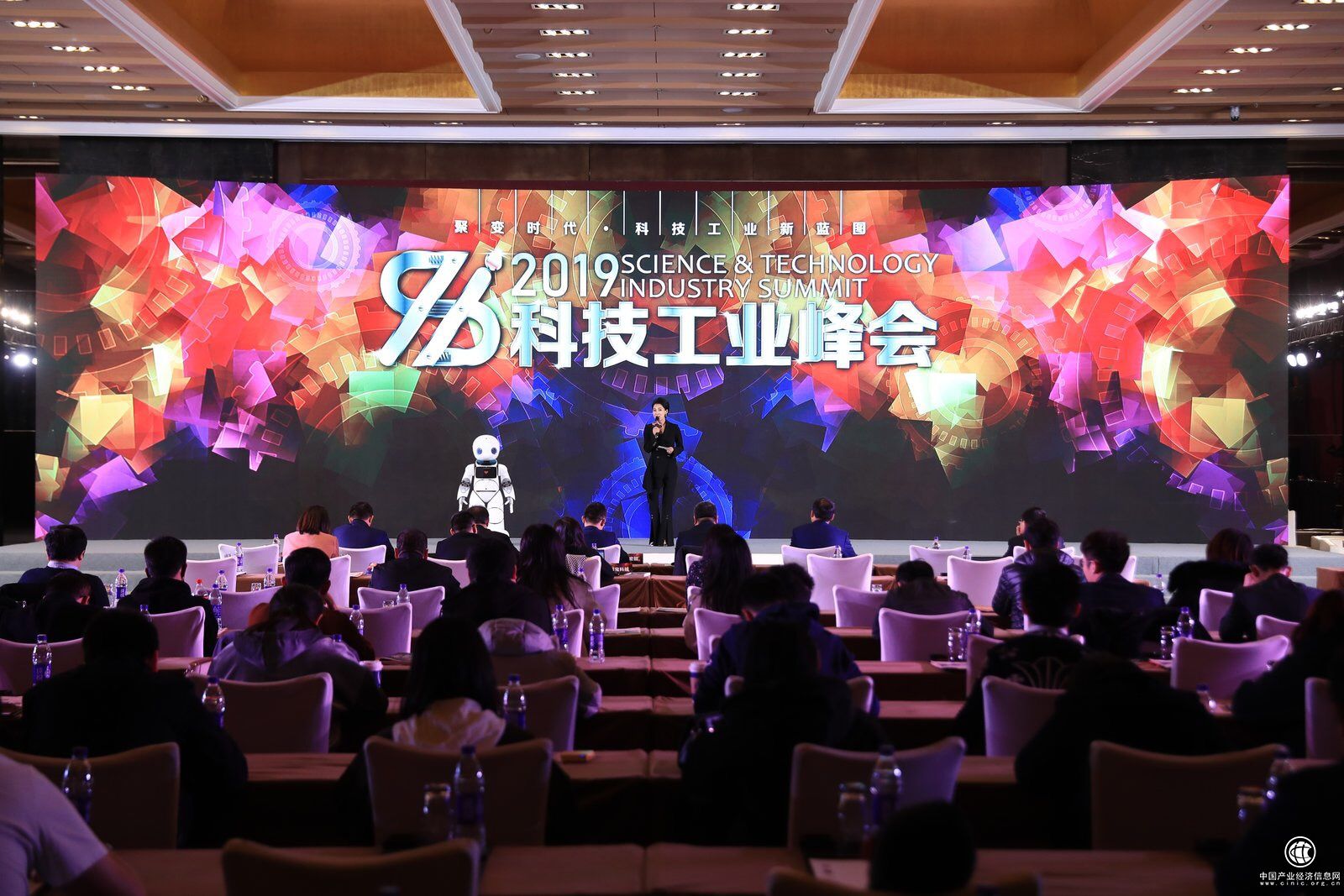 科技創(chuàng)新推動(dòng)工業(yè)升級 實(shí)體經(jīng)濟(jì)進(jìn)入深度融合大數(shù)據(jù)時(shí)代