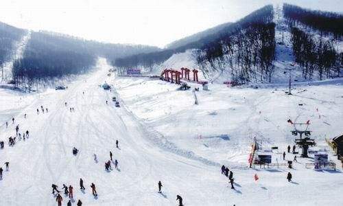 當滑雪場成為旅游目的地 冰雪經(jīng)濟“熱”起來