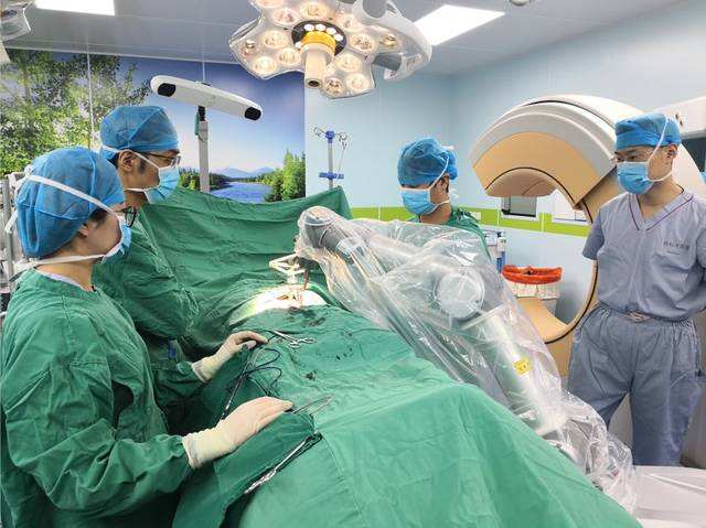 甘肅首臺(tái)骨科機(jī)器人手術(shù)實(shí)施 “中國造”助手精準(zhǔn)至0.8毫米