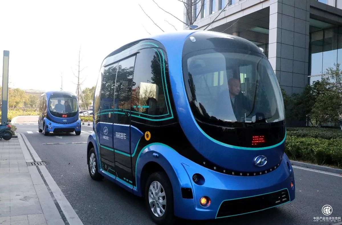 蘇州金龍國內(nèi)首家實(shí)現(xiàn)無人駕駛巴士編隊(duì)行駛