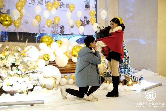 ? 圣誕DR鉆戒真愛(ài)體驗(yàn)機(jī)抽到真鉆現(xiàn)場(chǎng)求婚？這是什么神仙愛(ài)情！