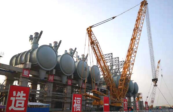 世界單套產(chǎn)能最大的丙烷脫氫項目反應器成功吊裝就位