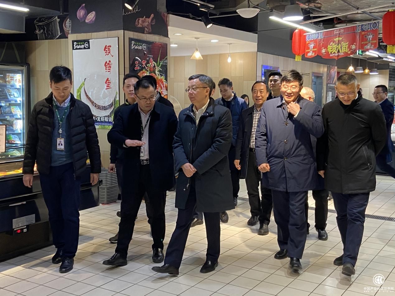 重慶市副市長李波一行視察永輝超市春節(jié)前市場保供情況