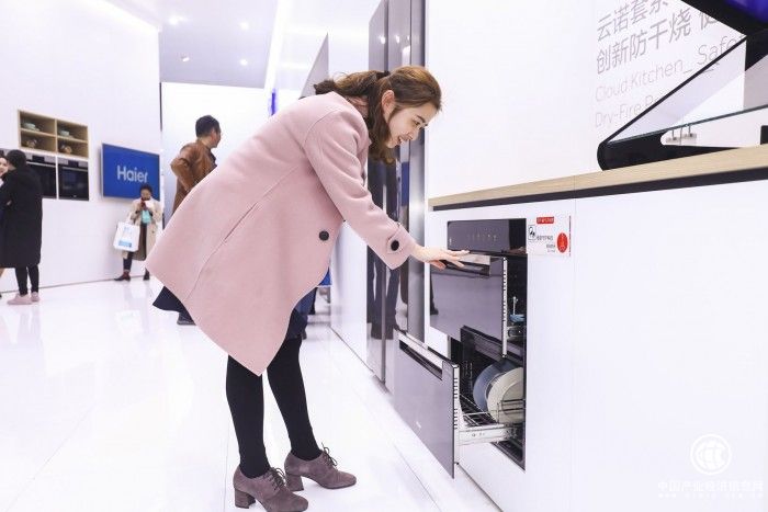 餐具消毒不必費(fèi)心 放進(jìn)海爾智慧消毒柜一句話的事兒