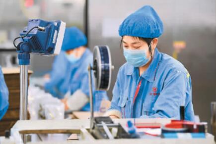 科學防疫有序復(fù)工復(fù)產(chǎn) 中國外貿(mào)企業(yè)臨“疫”不亂