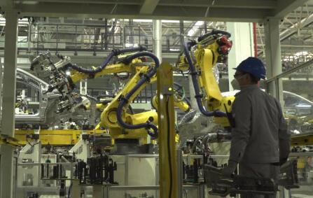 “機(jī)器換人”顯優(yōu)勢(shì)，現(xiàn)場(chǎng)打探新能源汽車(chē)制造工廠(chǎng)如何復(fù)工