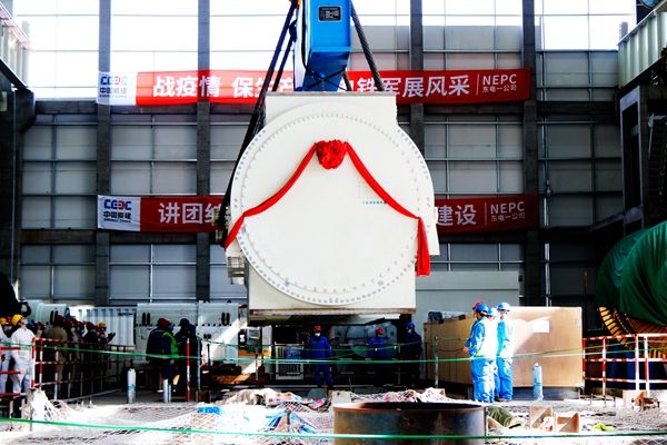 中國率先完成高位布置發(fā)電機定子設備吊裝作業(yè)