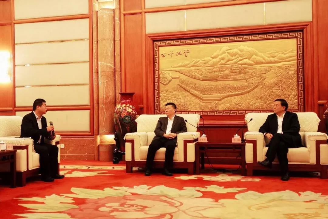 華云數(shù)據(jù)向四川省副省長王鳳朝等領導介紹華云在云計算及信創(chuàng)領域的應用部署