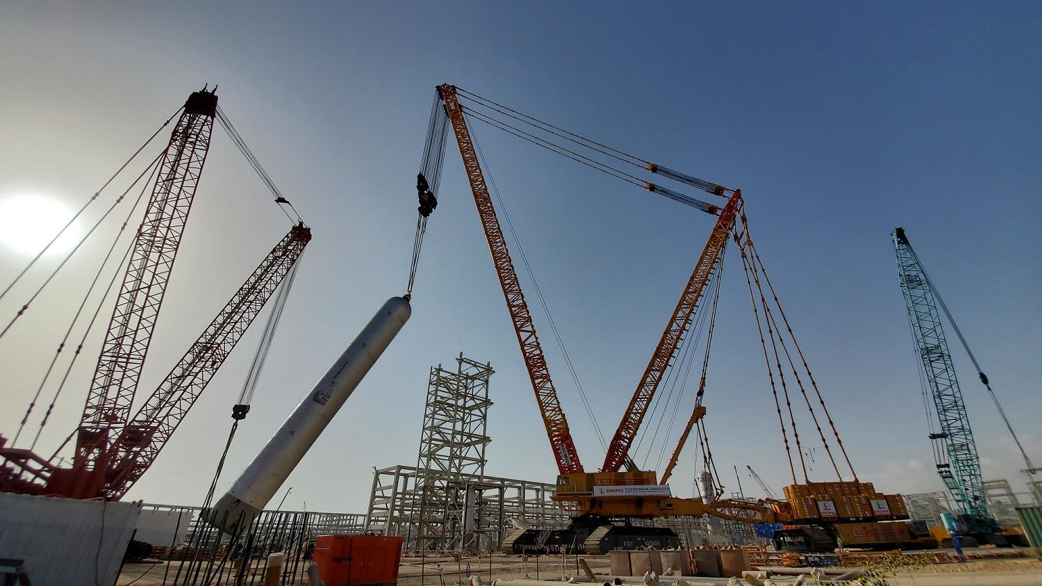 中石化4000噸級(jí)履帶吊亮相阿曼 圓滿完成首吊任務(wù)