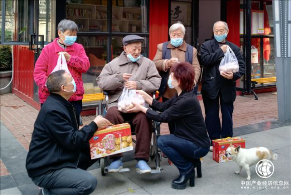 慈善情懷 四川好人 “綿州燕姐”走進(jìn)社區(qū)看望困難戶