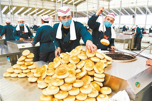 新疆：實(shí)施就業(yè)扶貧行動(dòng) 幫助近十萬勞動(dòng)力實(shí)現(xiàn)就業(yè)