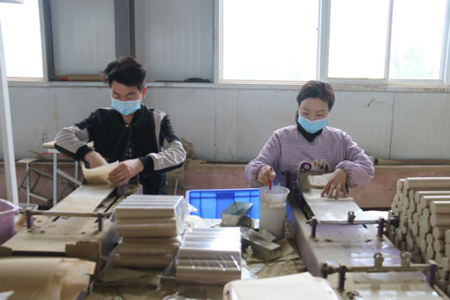 貧困夫妻鐘心“艾情” 家門口就業(yè)成為“白領”