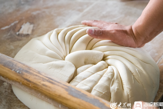 山東省莒南縣谷記大餅：數(shù)百次搟壓2小時烤制 噴香大餅這樣出爐