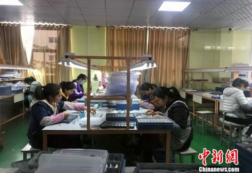 中國(guó)人壽首筆“政府+銀行+擔(dān)保+保險(xiǎn)”扶貧貸落地廣西天等扶貧車(chē)間