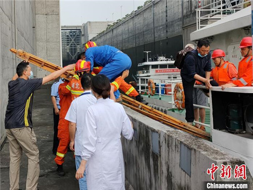 三峽船閘內(nèi)船員突發(fā)疾病 消防架梯搭通道