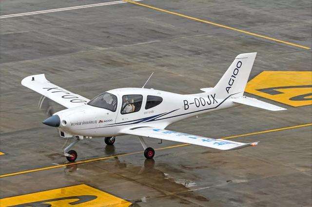 新一代國產(chǎn)初級教練機AG100在德清莫干山機場首飛成功
