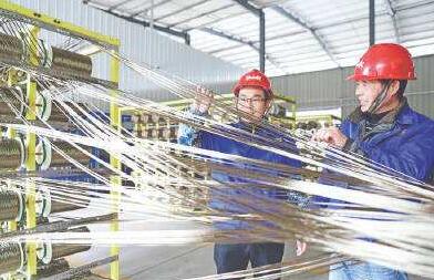 世界首條玄武巖纖維2400孔漏板拉絲智能化池窯生產(chǎn)線在廣安點火