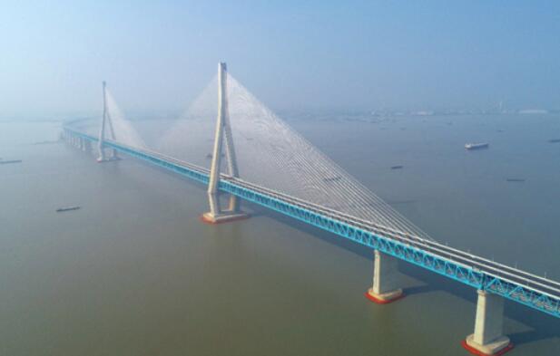 中國(guó)中鐵設(shè)計(jì)承建的世界首座跨度超千米的公鐵兩用斜拉橋通車運(yùn)營(yíng)