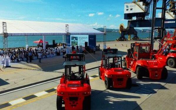 安徽叉車集團(tuán)首臺(tái)高端堆高機(jī)交付珠海港