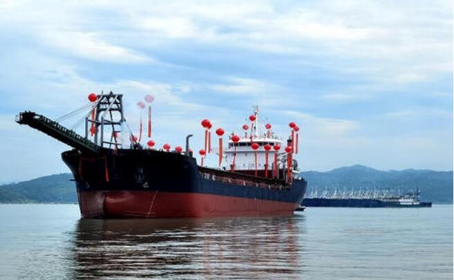 首艘搭載國(guó)產(chǎn)高速動(dòng)力萬(wàn)噸級(jí)工程船試航