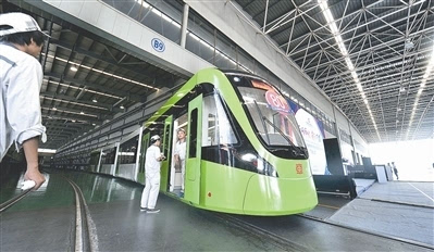 充電30秒能跑5公里 我國高能量型超級(jí)電容有軌電車下線