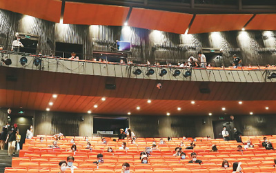 電影的制作、發(fā)行和盈利模式在改變 影視業(yè)“觸網(wǎng)”跑出加速度