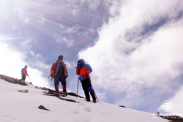 秋高氣爽登山去，切莫忘記護好膝