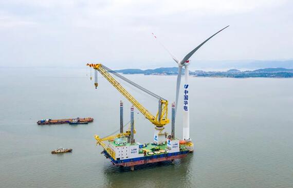 中國(guó)華電第一個(gè)海上風(fēng)電項(xiàng)目首臺(tái)風(fēng)機(jī)成功吊裝