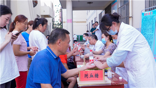 棗莊礦業(yè)集團中心醫(yī)院“走基層、送健康”義診走進舜耕中學(xué) (1).jpg