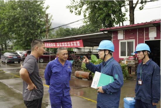 國網(wǎng)杭州市富陽區(qū)供電公司：驚險(xiǎn)一瞬，冒雨搶修云水灣