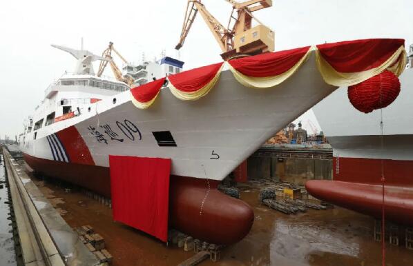 我國(guó)自行研制的萬噸級(jí)海巡船在廣州下水