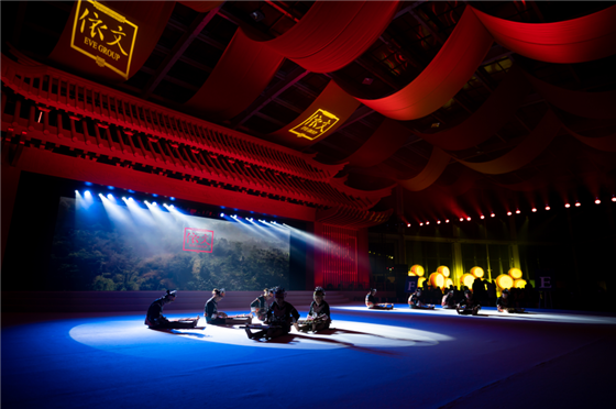 “黎風(fēng)苗韻·繡夢中國”海南瓊中黎苗文化時(shí)裝秀閃耀中國國際時(shí)裝周