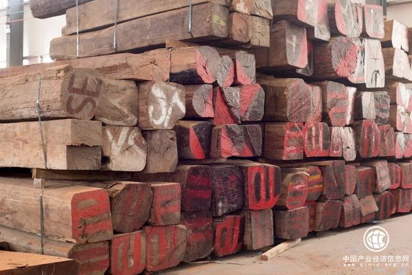 為了保證產(chǎn)品品質(zhì)，巧奪天工只選用大樹(shù)主干料制作家具