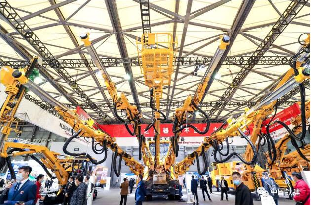 國產(chǎn)首臺(tái)四臂鑿巖臺(tái)車亮相