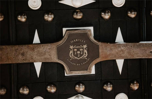 三百年成就馬爹利，馬爹利造就頂級干邑