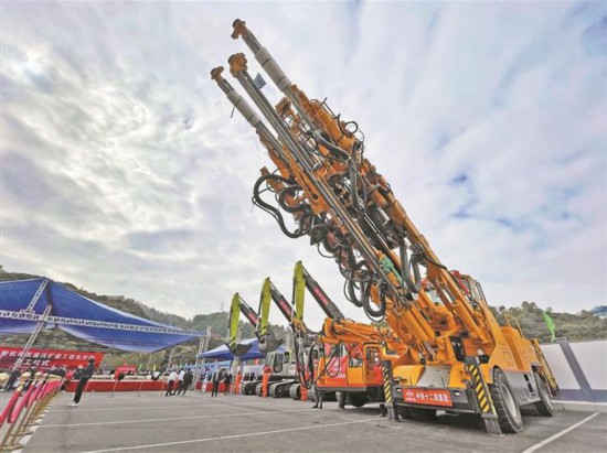 深圳至深汕特別合作區(qū)鐵路、機荷高速改擴建工程先開段開工