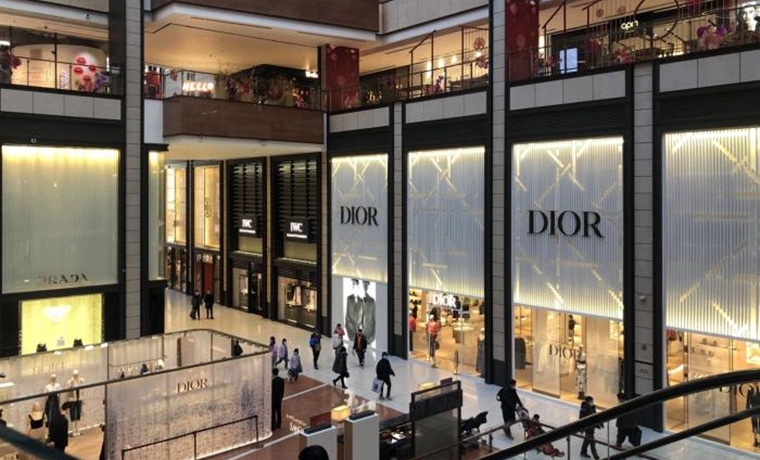 奢侈品專柜排長(zhǎng)龍 都是誰在搶購(gòu)香奈兒、LV？