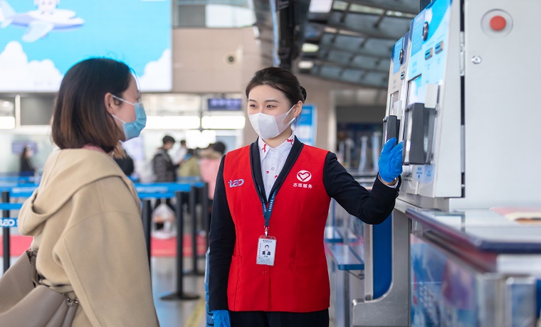 剛?cè)岵?jì)守好“空中門戶 ”，瞧！青島機(jī)場的巾幗力量