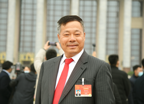 大力推行預(yù)制裝配式建筑，以工業(yè)化推動(dòng)建筑發(fā)展