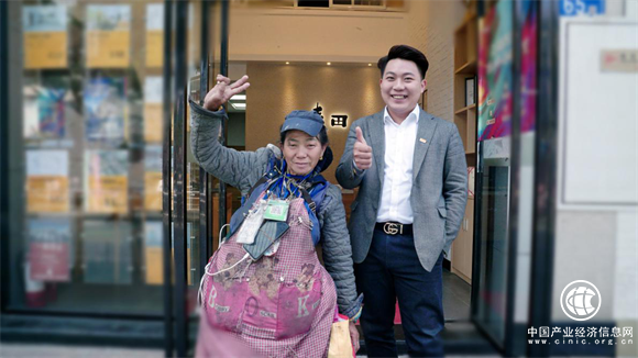 傳遞點滴善意 一個麥田房產(chǎn)經(jīng)紀人的助老故事