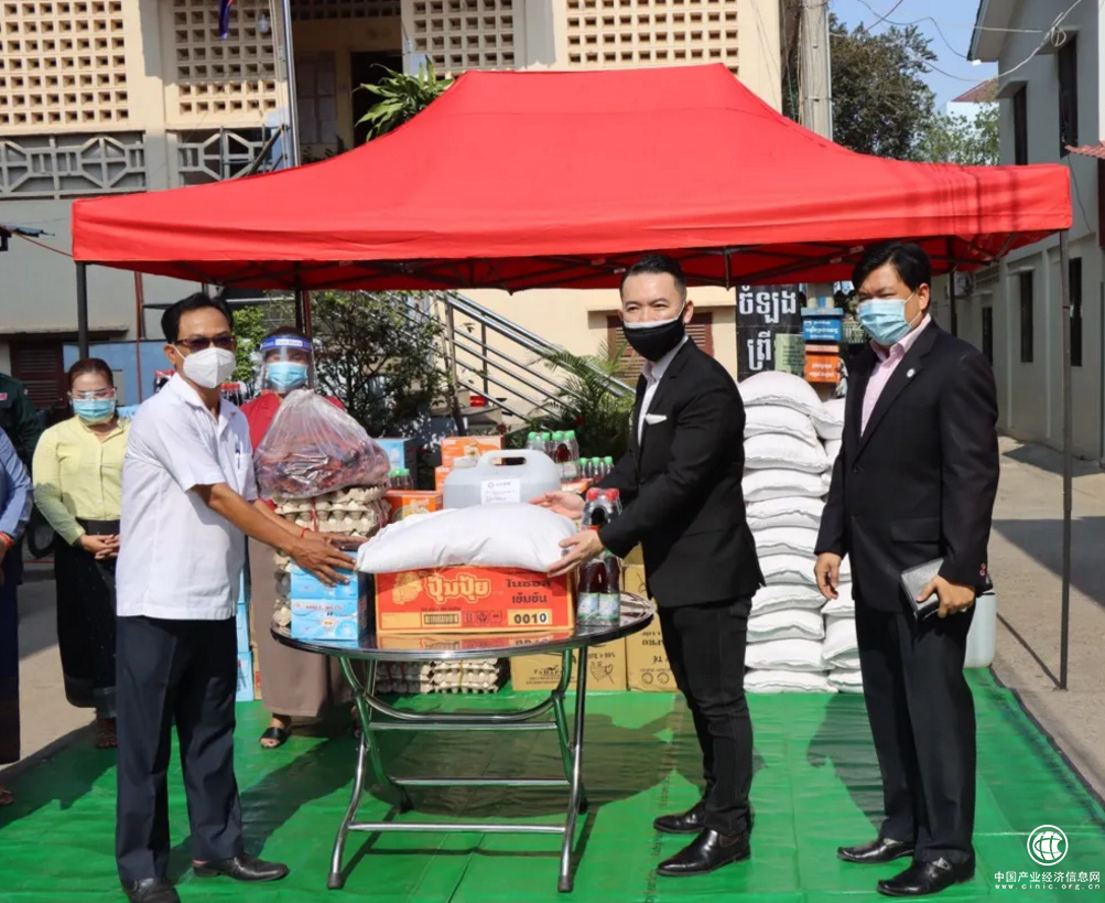 太子地產(chǎn)向金邊市雷西郊分區(qū)捐贈防疫物資 積極履行社會責(zé)任