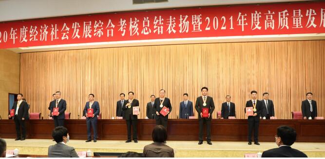 臨工集團(tuán)董事長(zhǎng)王志中被授予“臨沂市功勛企業(yè)家”榮譽(yù)稱號(hào)