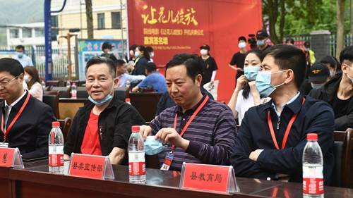 關(guān)愛留守兒童電影《讓花兒綻放》今日在十堰市竹山縣正式開機