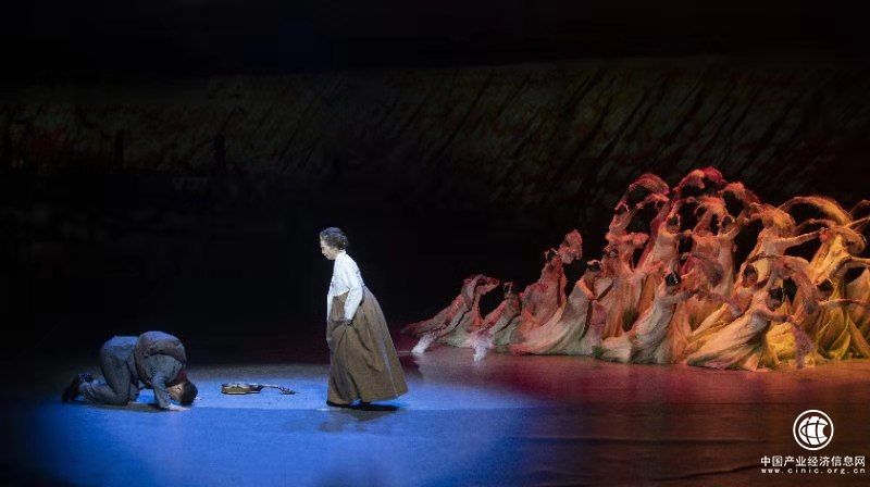 延邊大學原創(chuàng)民族歌舞劇《鄭律成》在延吉市阿里郎劇場首演