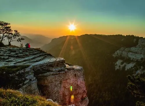 歷經(jīng)疫情的旅游業(yè)，復(fù)蘇勢(shì)頭正勁