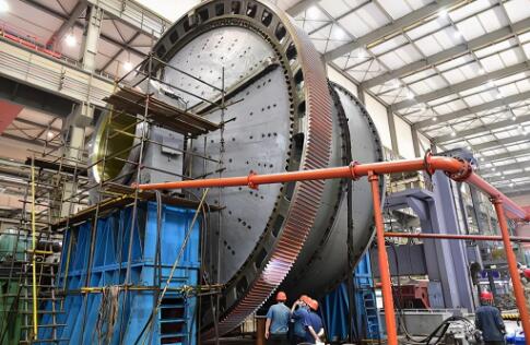 中信重工蒙古國大型銅鉬礦磨機完成試車