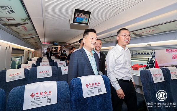 領(lǐng)導(dǎo)嘉賓一同登上“中信紅木號”品牌專列觀摩、合影留念