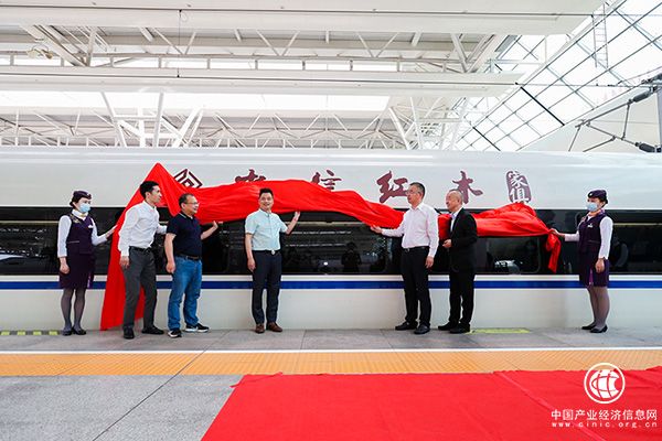 浙江省東陽市副市長黃陽明（右三）、中信紅木董事長李忠信（左四）、華鐵傳媒集團(tuán)副總裁杜勁松（右二）等領(lǐng)導(dǎo)嘉賓共同為“中信紅木號”品牌專列揭幕