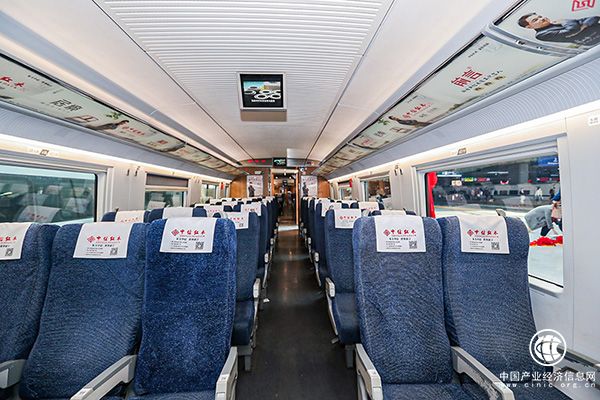 列車上的小桌板、頭片、行李架、車廂廣告等都融入了中信紅木的品牌形象